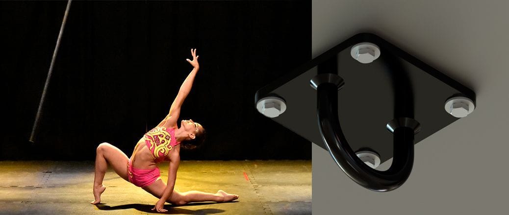 Mulher dançando pole dance com suporte de barra para teto