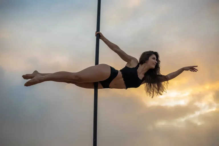 Dicas para dominar o superman no pole dance